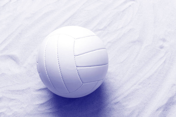 Білий пляжний волейбол на піску. Інтернет концепція тренування. Фільтр синього кольору
 - Фото, зображення