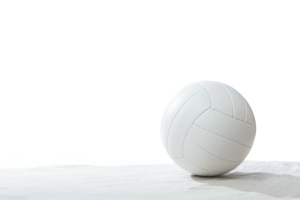 Білий пляжний волейбол в піску на білому тлі
 - Фото, зображення