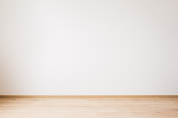 parete vuota grigia e pavimento in legno beige
 - Foto, immagini