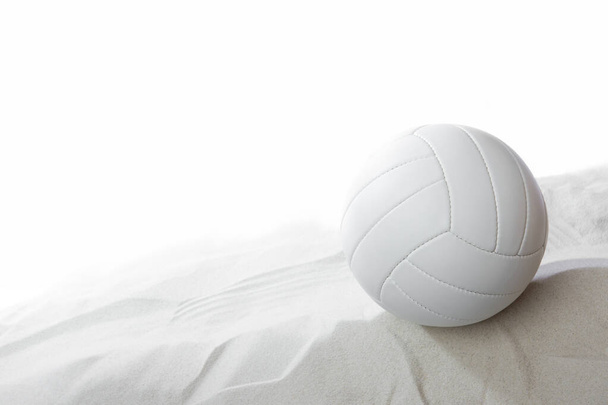  Volleyball de plage blanc dans le sable sur fond blanc
 - Photo, image