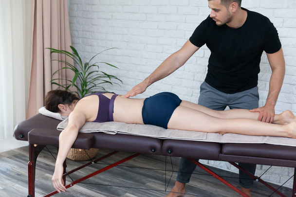 Молода жінка отримує масаж бачення вдома фізіотерапевтом
. - Фото, зображення