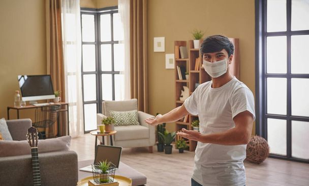Homem em casa e corona vírus advertência decoração de interiores
. - Foto, Imagem