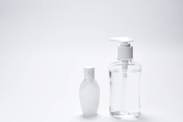 capacity or vials for liquid, cream or antiseptic on a white background. copyspace. - Foto, Bild