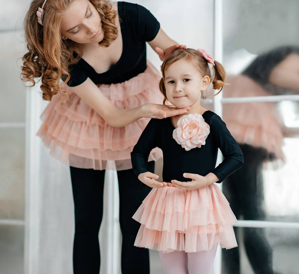 Children's choreography. Mom spends free time with her daughter. Little girl and sport. - Fotó, kép