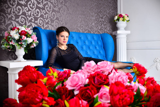Bella donna bruna in elegante abito nero in posa in interni di lusso
 - Foto, immagini