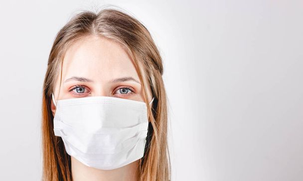Kobieta w masce medycznej na twarzy. Ochrona przed wirusami i zakażeniami. Zostań w domu, wirusie korony.. - Zdjęcie, obraz