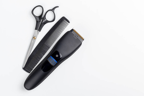 клиппер для волос, ножницы и расческа на белом фоне
 - Фото, изображение
