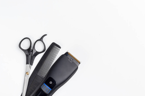 Haarschneidemaschine, Schere und Kamm auf weißem Hintergrund - Foto, Bild