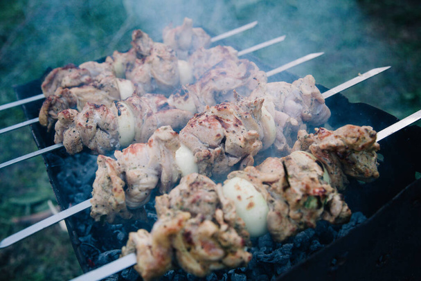 Soczyste świeże mięso do pieczenia na gorących węglach - Zdjęcie, obraz