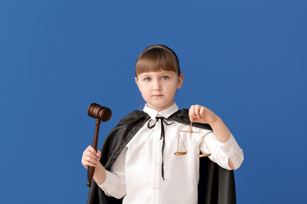 Porträt des kleinen Richters auf farbigem Hintergrund - Foto, Bild