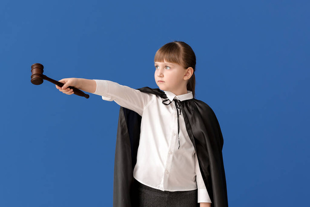 Портрет маленького судді на кольоровому фоні
 - Фото, зображення