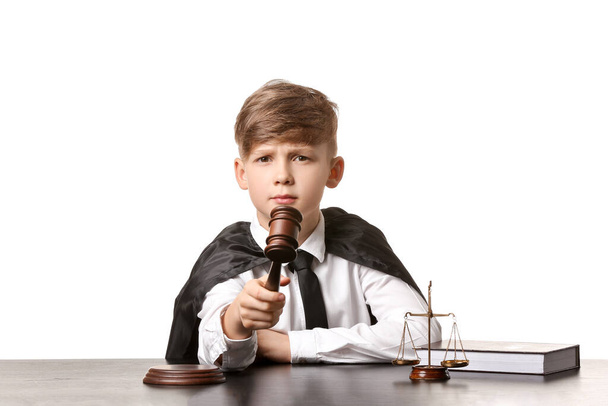 Портрет маленького судьи за столом на белом фоне
 - Фото, изображение