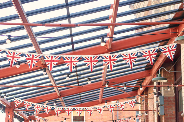 British union jack bunting , celebrating jubilee queens day. England pride, patriotic, vintage wartime english triangle bunting. Graphic flag symbolism.                             - Fotografie, Obrázek