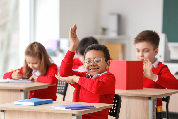 Roztomilí malí žáci během lekce ve škole - Fotografie, Obrázek