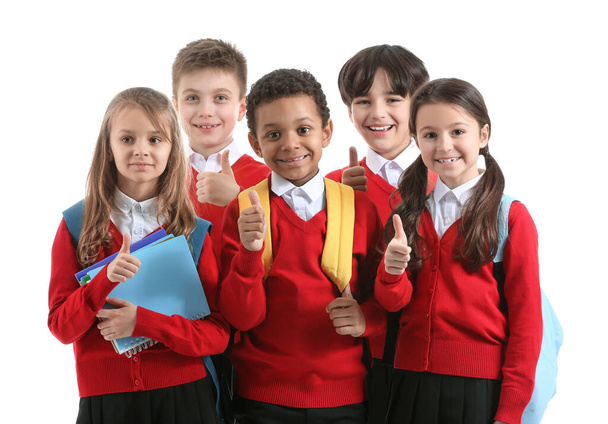 Aranyos kis diákok mutatják hüvelykujj-up fehér háttér - Fotó, kép