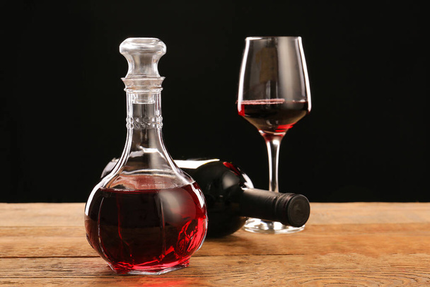 Γυάλινα σκεύη από νόστιμο κρασί στο τραπέζι - Φωτογραφία, εικόνα