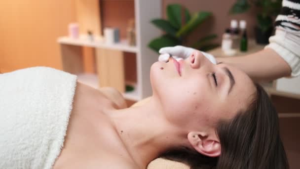 Spa. Attractive funny woman with a clay mask on her face. - Footage, Video