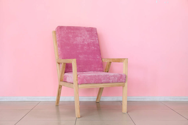 Bequemer Sessel in der Nähe der Farbwand im Zimmer - Foto, Bild