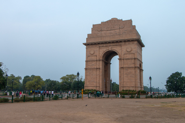 Nascer do sol no portão da Índia, Nova Deli / Manhã Ciclismo da silhueta do portão da Índia, Vijay Chowk, Sol atrás do portão da Índia / Portão vazio da Índia, Memorial da Guerra
 - Foto, Imagem