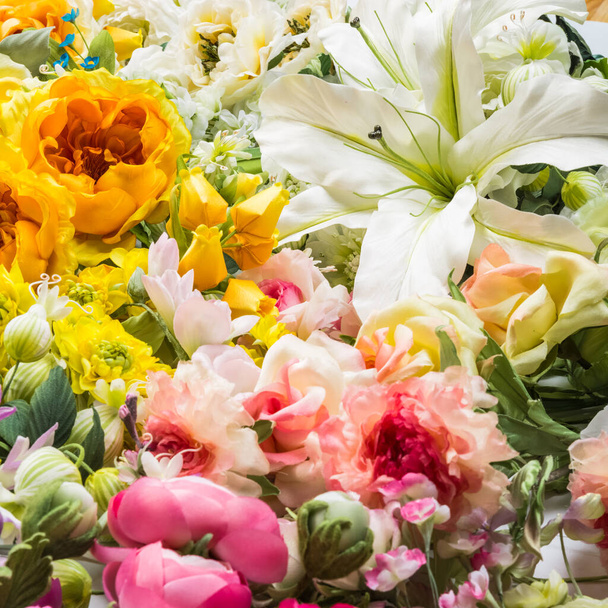 Floral φόντο. Πολλά διακοσμητικά τεχνητά λουλούδια σε πολύχρωμη σύνθεση - Φωτογραφία, εικόνα