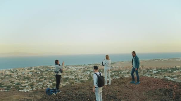 Grupa turystów spaceru po skalistym kanionie w gorącej pustyni, turyści zrobić zdjęcie i zabawy. Pustynia w tle góry, Egipt, Synaj, 4k - Materiał filmowy, wideo