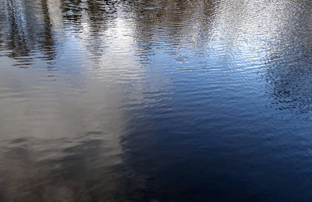 Wasser im Waldsee. Spiegelungen und natürliche Muster              - Foto, Bild