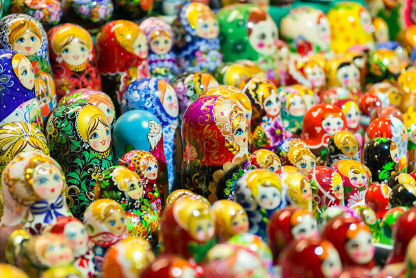 Bonecas de madeira coloridas bonitas matryoshka no mercado. Matrioska bonecas é pessoas símbolo cultural da Rússia
 - Foto, Imagem