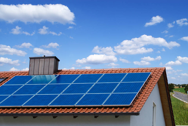 Paneles solares con una fotocélula azul, reemplazando viejas fuentes de electricidad - Foto, Imagen