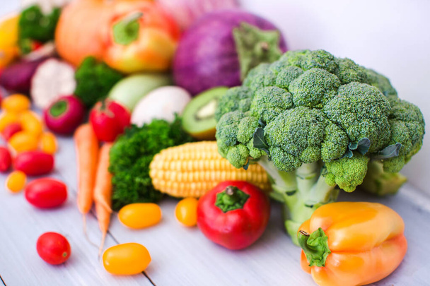 Diferentes verduras crudas y frutas de fondo. Alimentación saludable
. - Foto, imagen