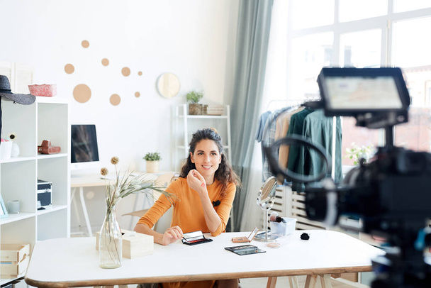 Artista de maquiagem profissional filmando novo vídeo para seu canal de blog de beleza enquanto fica em casa durante a quarentena
 - Foto, Imagem