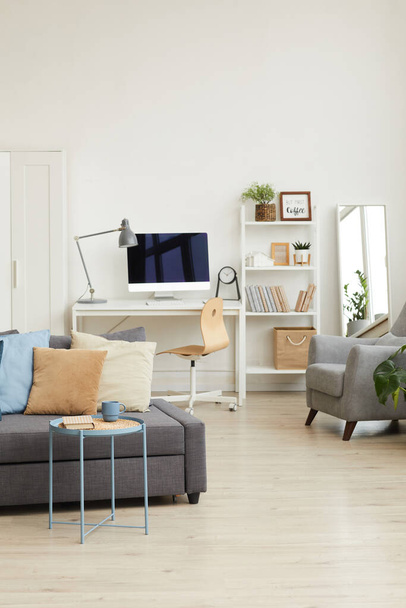 Weitwinkel-Hintergrundbild der gemütlichen Wohnung Interieur in minimalem skandinavischem Design und Fokus auf graues Sofa mit Dekorelementen, Kopierraum - Foto, Bild