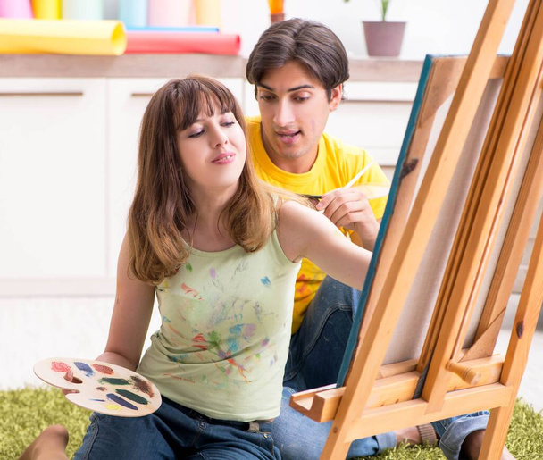 Mladý pár těší malování doma - Fotografie, Obrázek