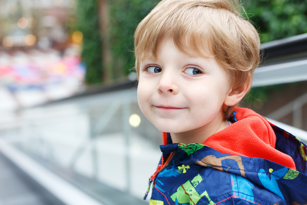 kis totyogó fiú két vagy három éves portréja - Fotó, kép