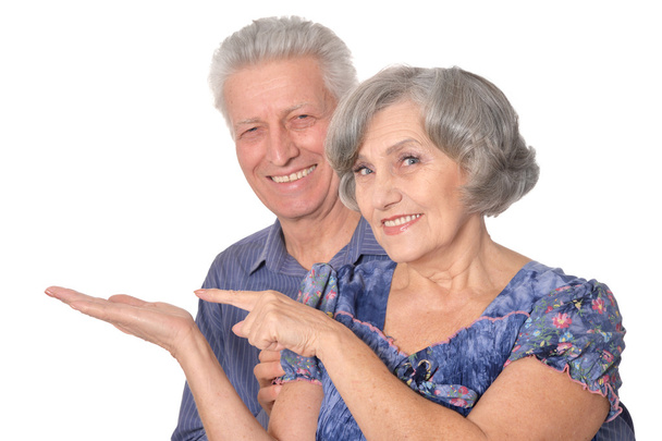 Пожилая пара указывает на
 - Фото, изображение