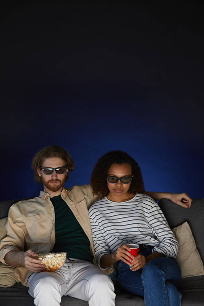 Portret mieszanej rasy nowoczesnej pary oglądającej film i noszącej okulary stereo cieszącej się datą w kinie, przestrzeń kopiująca - Zdjęcie, obraz