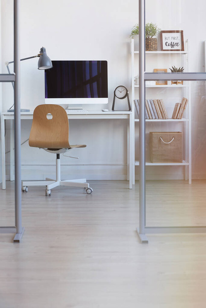 Vertikales Hintergrundbild eines leeren Büroarbeitsplatzes hinter Glaswand in minimalistischem Design, Kopierraum - Foto, Bild