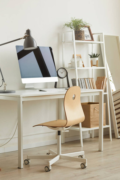Függőleges háttér kép hangulatos otthoni irodai munkahely minimális design, összpontosítani fából készült char ellen számítógépes íróasztal előtérben, másolás helyet - Fotó, kép