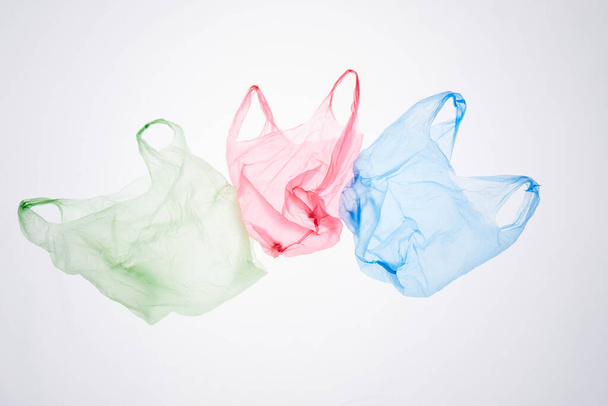 Sopra visualizzare l'immagine di sacchetti di plastica riciclabili isolati su sfondo bianco, lo smaltimento dei rifiuti e il concetto di gestione, copiare lo spazio
 - Foto, immagini