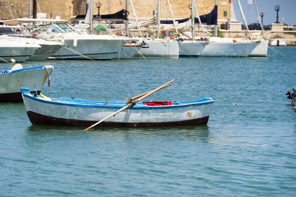 Una piccola barca nel porto di Bari, capoluogo della regione Puglia, Italia
 - Foto, immagini