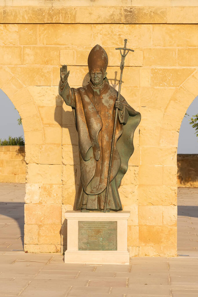 Santa Maria di Leuca, İtalya - 1 Eylül 2018 - Papa 16. Benedikt bronz heykeli Santa Maria di Leuca, Salento, Puglia, İtalya - Fotoğraf, Görsel