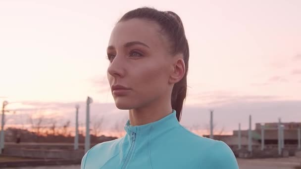 Young, beautiful and sporty woman having evening training outdoor. Urban sunset background. Fitness and sport concept. - Séquence, vidéo