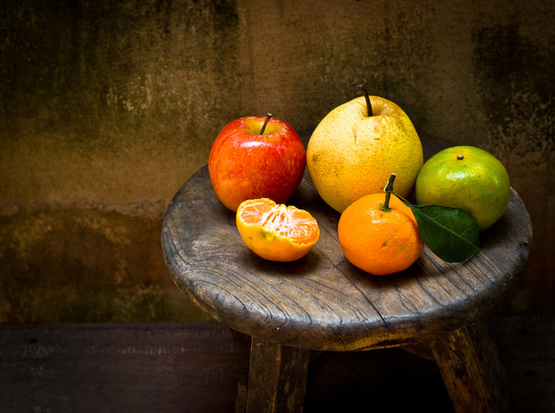 Appelsiini, päärynä ja omena
 - Valokuva, kuva