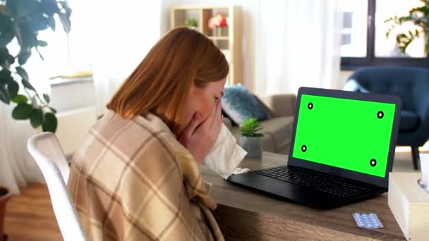 chory kobieta mając wideo rozmowy na laptopie w domu - Materiał filmowy, wideo