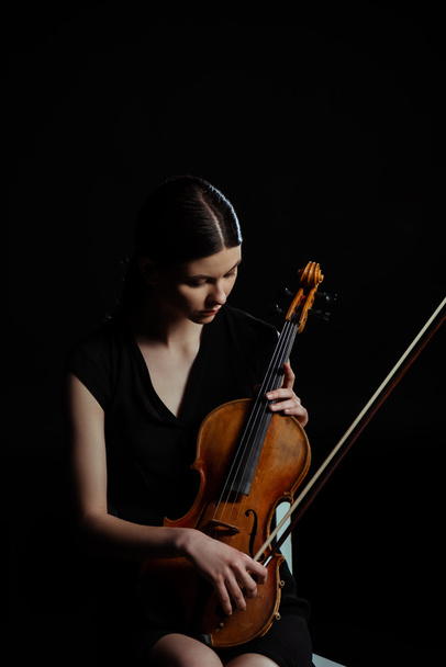belle musicienne tenant violon isolé sur noir
 - Photo, image