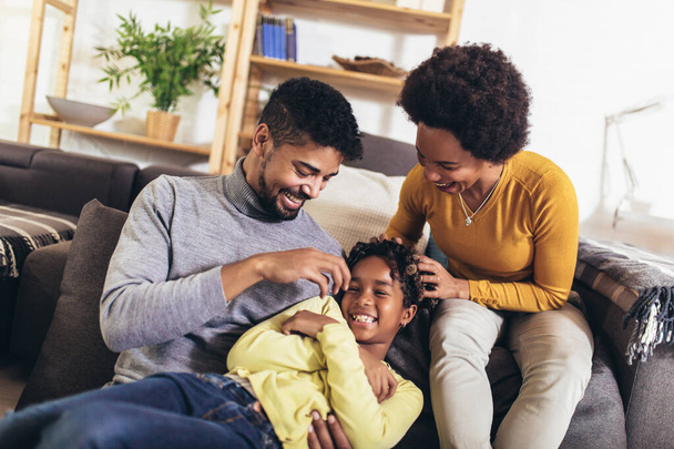 glücklich afrikanisch-amerikanische Familie hat Spaß zu Hause. - Foto, Bild