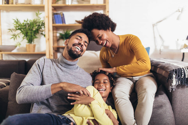 Счастливая африканская американская семья веселится дома
. - Фото, изображение