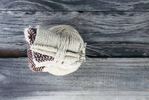 Bola de fios de lã e agulhas de tricô em uma caixa em painéis de madeira fundo
. - Foto, Imagem