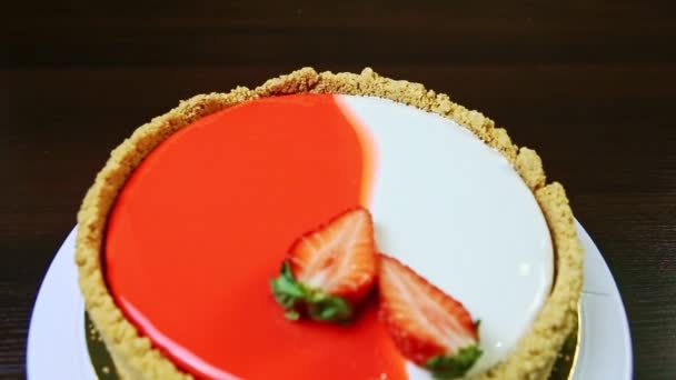 pohled shora panorama dolů na prosklené tvarohové koláče s nakrájenými jahodami - Záběry, video