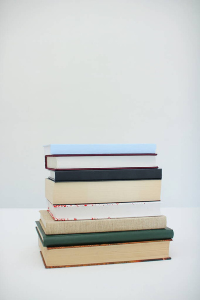 Beyaz arkaplan üzerine kitap yığını - Fotoğraf, Görsel