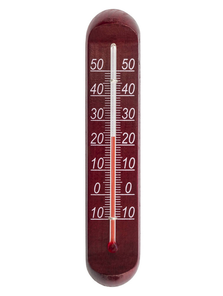 白い数字と赤のスケールと屋内屋外の木製の赤茶色のヴィンテージの古典的な温度計のクローズアップ。白い背景に隔離されている。高品質なマクロ写真. - 写真・画像